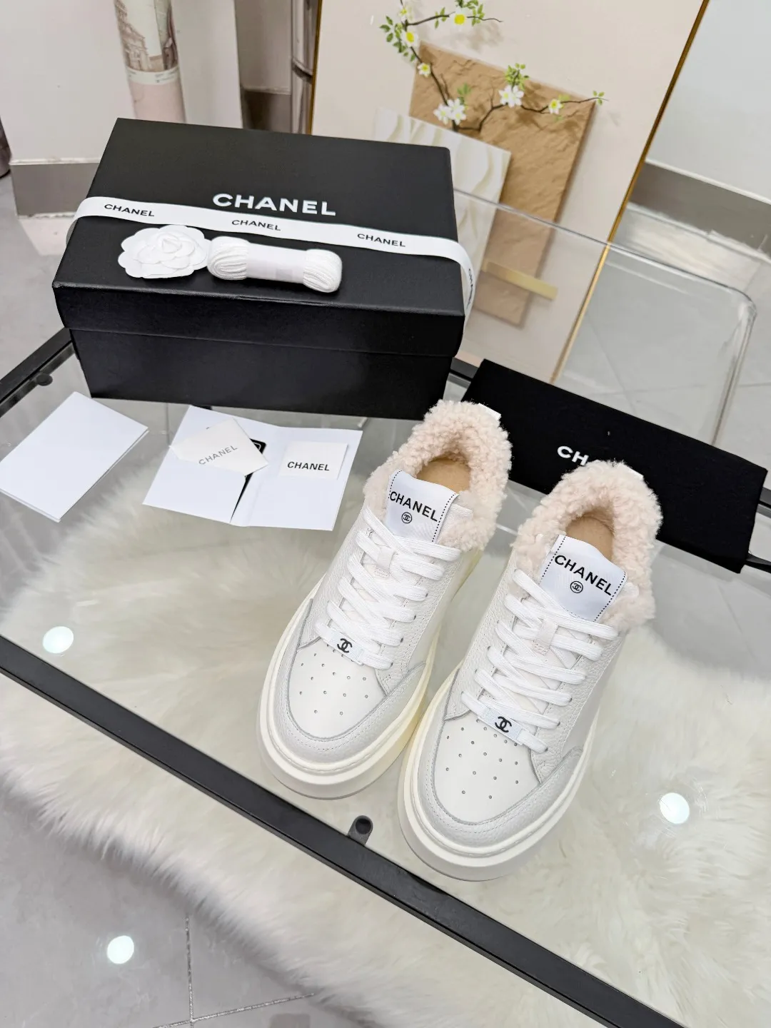 👟👟Ex-factory price 500👟👟 CHANEL 25C new autumn and winter sports shoes official website is available at the same time ❤️ Out of stock at counters. Major bloggers are recommending new styles on social days. This season’s new styles are simply eye-catching and look great on the feet. The casual casual sports style is cool and natural, interpreting Chanel’s fashionable femininity. The overall customization makes all sports shoes on the market at that time obsolete. This series is now available for sale! The upper is made of custom imported pebbled calf leather ➕ custom frosted calf leather. The lining is made of original one-to-one professionally customized mesh. Hardware accessories. Original full set of molds (not common in the market). Original custom molded TPU combination outsole. Height 4 cm. Women's size 35-40.
